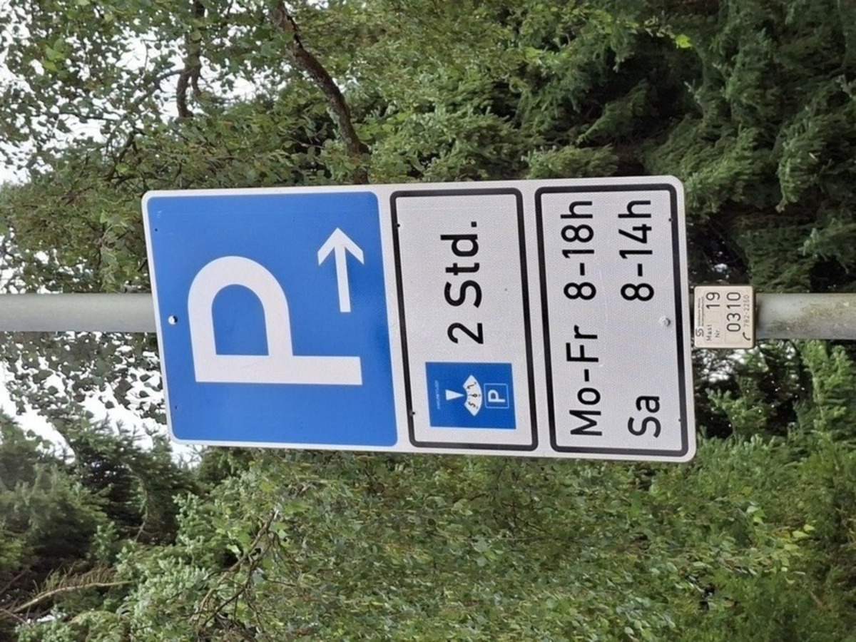 Beschilderung am Friedhof Wehlheiden nach der Korrektur